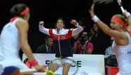 La joie d'Amélie Mauresmo et des joueuses françaises, qualifiées pour la finale de la Fed Cup.