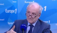 Hubert Védrine a rappelé qu'en ce qui concerne l'accueil des migrants, la question humanitaire est parasitée par les enjeux économiques.