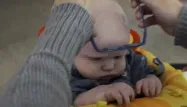 Malvoyant, ce bébé découvre pour la première fois le visage de sa mère