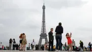 Image d'illustration - Des touristes devant la Tour Eiffel à Paris