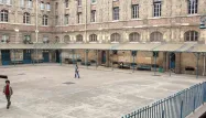 La cour d'un lycée parisien