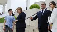 Angela Merkel et François Hollande discutent avec deux jeunes, dimanche à Verdun.