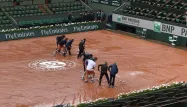 La pluie a contraint les organisateurs de Roland-Garros à interrompre les matches, dimanche après-midi.