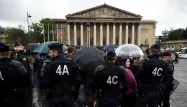 Malgré la pluie, plusieurs centaines de personnes étaient réunies devant l'Assemblée, mardi soir