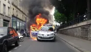 Une voiture de police a été incendiée mercredi lors d'un rassemblement interdit contre les violences policières.