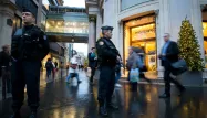 Boulevard Haussmann, des militaires du plan Vigipirate sont déployés devant les grands magasins.
