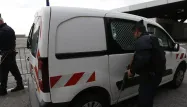 Des policiers contrôlant une fourgonette à la frontière franco-italienne - Image d'illustration