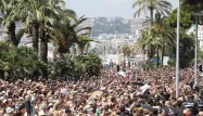 Lundi midi, pas moins de 42.000 personnes se sont réunies sur la Promenade des Anglais, à Nice, où s'est déroulée l'attaque terroriste le soir du 14-Juillet.