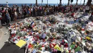 Les bougies, les mots, les fleurs parent la promenade des Anglais pour rendre hommage aux 84 victimes.