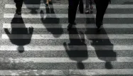 22.07.Ombre silhouette anonyme passage pieton.JOHANNES EISELE AFP.1280.640