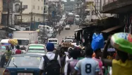 En Sierra Leone, une foule se rue sur des poulets avariés enterrés dans une décharge
