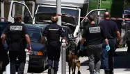 En milieu de journée, les forces de l'ordre semblaient fouiller un petit camion aux deux portes arrière grand ouvertes, non loin de l'appartement perquisionné à Nice.