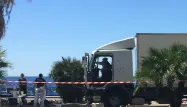 Aux environs de 22h45, le camion a pénétré sur la Promenade des Anglais, bondée pour les festivités du 14-Juillet. Il a parcouru près de deux kilomètres, semant la mort dans son sillage.