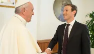 Le pape parle d'aide aux pauvres avec Mark Zuckerberg, le patron de Facebook
