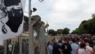Un rassemblement devant le poste de police de Borgo, le 17 août dernier, en soutien à deux villageois originaires de Sisco, placés en garde à vue après la rixe.