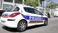 Les trois policiers dans la voiture percutée ont été blessés.