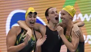 La joie des Australiennes, sacrées sur 4x100 m nage libre.