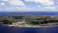 Située au large de la Papouasie-Nouvelle Guinée, l'île de Nauru sert de terre d'asile à de nombreux migrants... qui y vivent dans des conditions misérables.