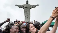 Les athlètes de l'équipe olympique des réfugiés (ROT) se prennent en selfie devant le Christ Rédempteur à Rio le 30 juin.