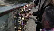Après le Pont des Arts, les cadenas envahissent actuellement le Pont Neuf sur la Seine. (Archive)