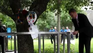 Le président du mémorial du 11 septembre Joe Daniels se recueille devant l'arbre survivant.