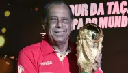 Carlos Alberto avec la Coupe du Monde, trophée qu'il avait remporté en 1970.