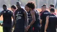 Mario Balotelli lors de son premier entraînement, jeudi, aux côtés de la recrue brésilienne Dante.