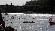 En période de fortes chaleurs, quelques baigneurs s'étaient risqués dans le bassin de la Villette.