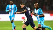 Angel Di Maria, ici à la lutte avec Rod Fanni, n'est pas parvenu à tromper la défense marseillaise.
