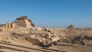 Fouilles de Saqqara. Vue sur le mastaba avec la pyramide en fond  Louvre appel aux dons