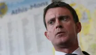 Manuel Valls s'est rendu dans plusieurs postes de police de région parisienne depuis l'agression de samedi.