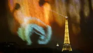 Nuits Blanches 2016 : La Tour Eiffel vue à travers un écran par "Les ateliers au bout de la craie".