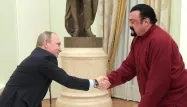 Vladimir Poutine a serré la main à Steven Seagal en marge de la remise d'un passeport russe à l'acteur américain.