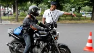 À partir de dimanche, les conducteurs de deux-roues qui ne portent pas de gants seront passibles d'une amende de 45 euros.