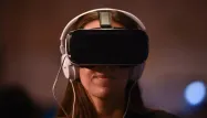 La réalité virtuelle, qui permet au spectateur une immersion à 360 degrés dans les images grâce à un casque, se développe très rapidement