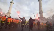 Des pompiers en colère ont défilé place de la Nation, à Paris.