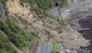 De gigantesques glissements de terrain provoqués par le séisme ont coupé les routes et les voies de chemin de fer menant à la ville de Kaikoura.