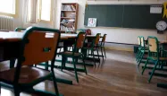 La professeure a été virée aussitôt par la direction du collège.