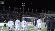 VIDÉO - Suède : des joueurs et des supporters font une bataille de… boules de neige