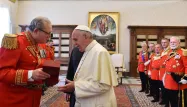 Le pape François et Fra Robert Matthew Festing, grand maître de l'Ordre souverain de Malte, le 23 juin 2016 au Vatican.
