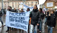 À Toulouse, les policiers en civils, accompagnés de leurs familles et de Toulousains venus les soutenir, se sont rassemblés sous la pluie vers 15h place du Capitole.