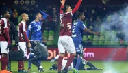 Le match Metz-Lyon a définitivement été arrêté après que le gardien lyonnais soit tombé à terre, visé par des tirs de pétards, samedi soir.