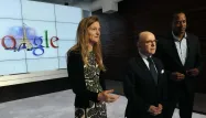 Bernard Cazeneuve en compagnie de Rachel Whetstone et David Drummond, dirigeants de Google.