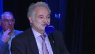 Jacques Attali juge "obscène" la démarche des Enfoirés
