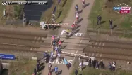 VIDÉO - Paris-Roubaix : le peloton force un passage à niveau