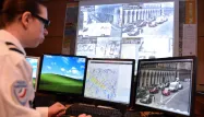 Les policiers de la préfecture de police de Paris surveillent le trafic grace à un système de vidéo-surveillance.