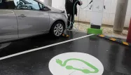 03.06.Voiture.electrique.recharge.Parking.vert.JACQUES DEMARTHON  AFP.1280.640
