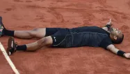 Jo-Wilfried Tsonga allongé sur le court central, mardi, après son quart de finale. (1280x640) Pascal GUYOT/AFP
