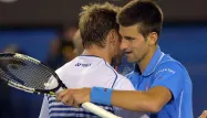 L'accolade entre Djoko et Wawrinka après la victoire du Serbe en demi-finale de l'Open d'Australie 2015.