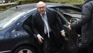 Michel Sapin s'est cassé le bras… en faisant le plein à la pompe